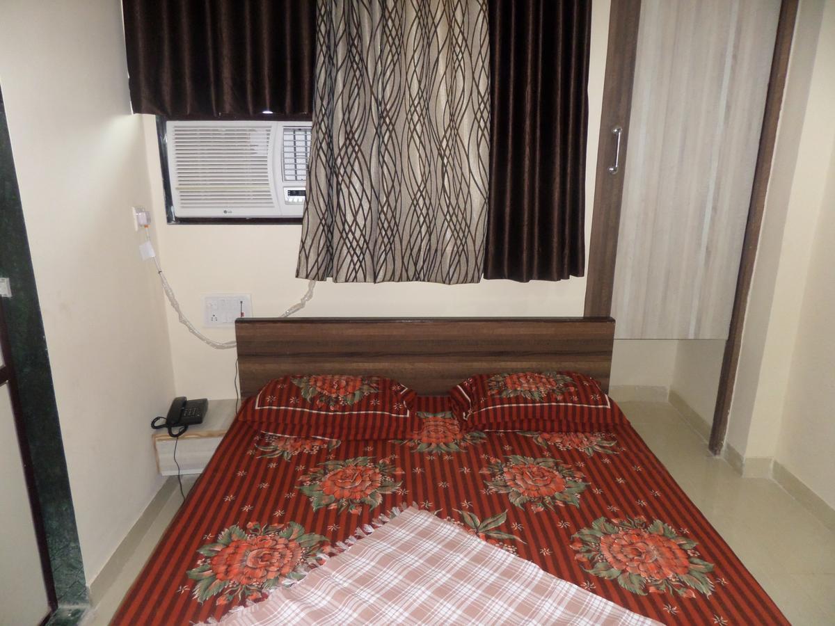 Hotel Riya-Raj Lodging Titwala Extérieur photo