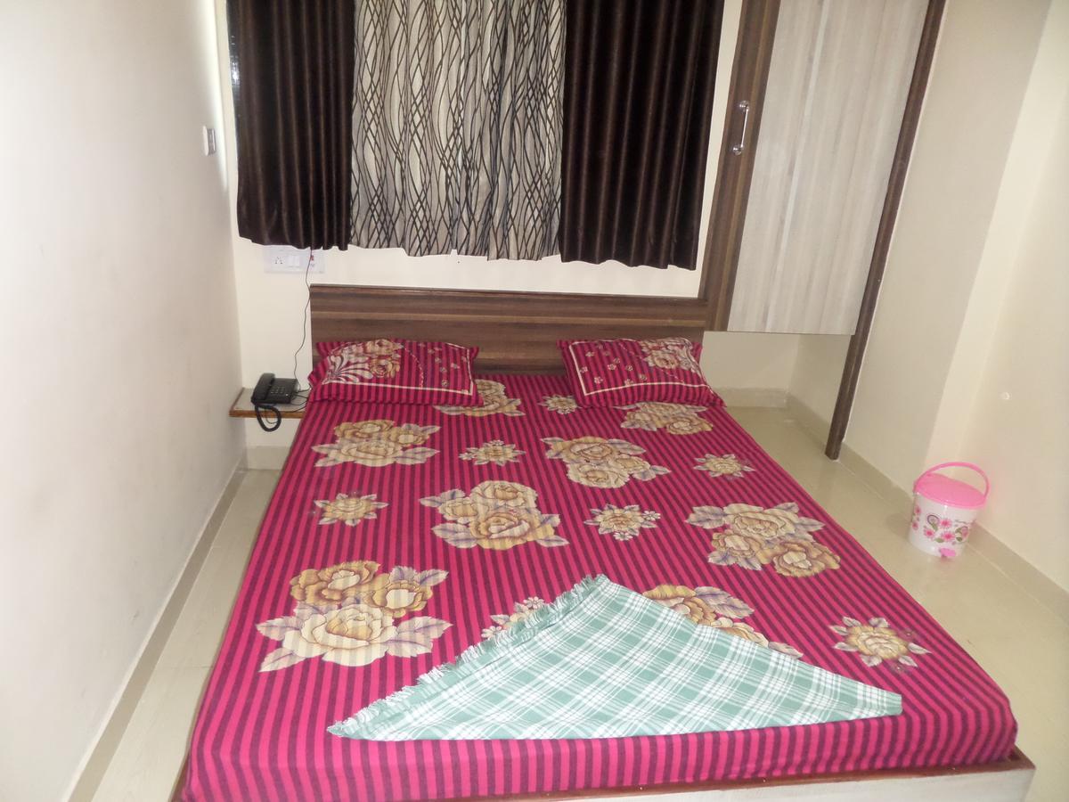 Hotel Riya-Raj Lodging Titwala Extérieur photo