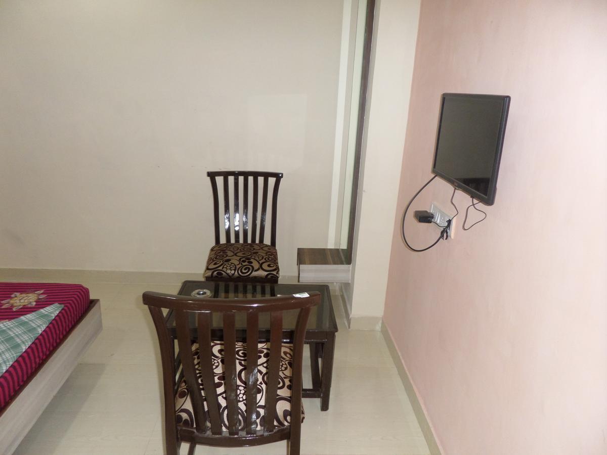 Hotel Riya-Raj Lodging Titwala Extérieur photo